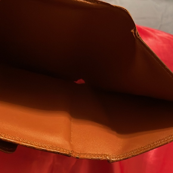 Louis Vuitton Paris Made In France  Has Rubbing On All The Corners - Picture 9 of 10